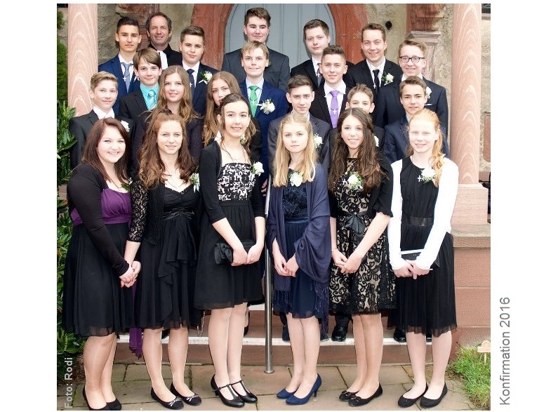 Gruppenfoto von Jugendlichen auf Stufen nach der Konfirmation 2016.