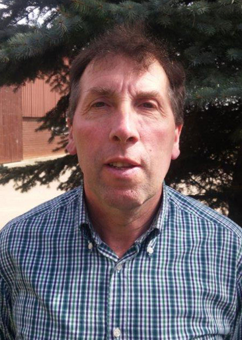 Porträt eines Mannes im Freien mit kariertem Hemd.